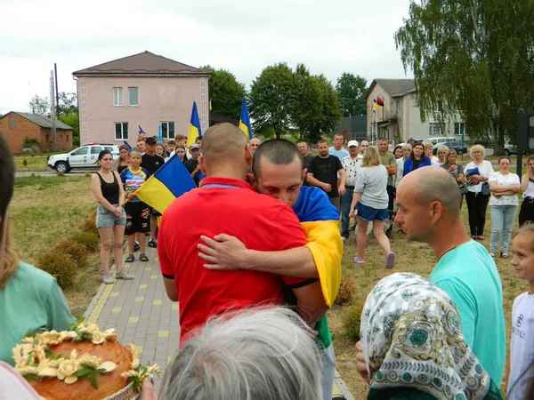 Після трьох років російського пекла: на Волині зустріли визволеного з полону Героя (фото)
