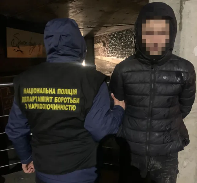 У Луцьку в 23-річного наркобариги знайшли понад три кіло наркотиків (фото, відео)