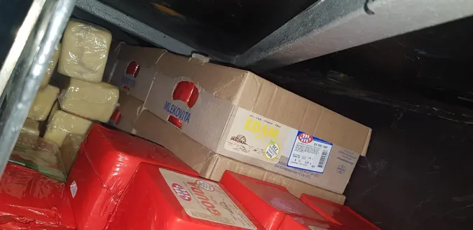 Кінцева зупинка: в автобусі через «Ягодин» хотіли перевезти 400 кілограмів сиру (фото)