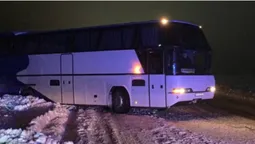 На Волині вночі у заметі застряг автобус з 25 пасажирами (фото)