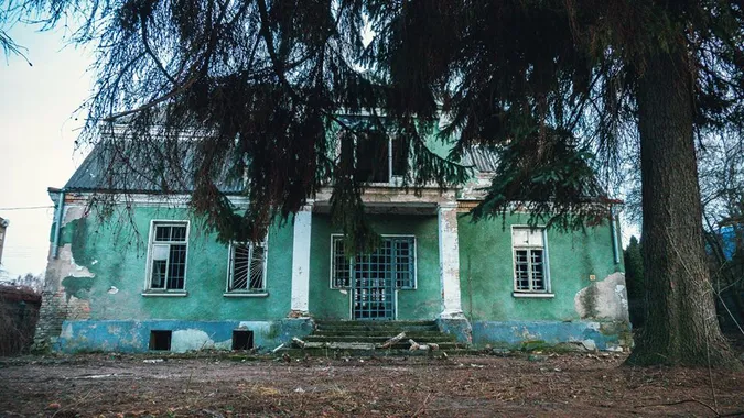 У Луцьку розчистили хащі біля занедбаного будинку на Ярощука (фото)