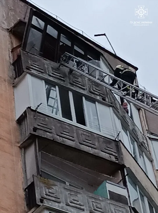 Зачинені діти, пожежі і вивалена рама: один день роботи волинських рятувальників (фото)