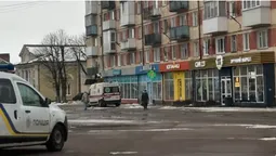 У Володимирі на чоловіка з даху впала крижана брила (фото)