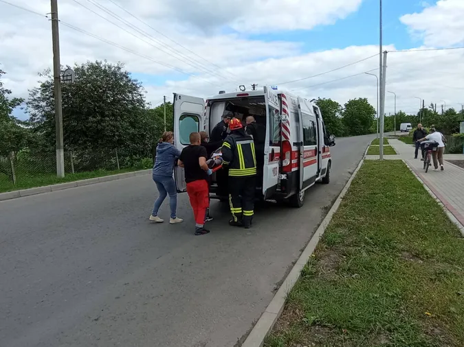 У Володимирі визволяли жінку з розтрощеного авто (фото)