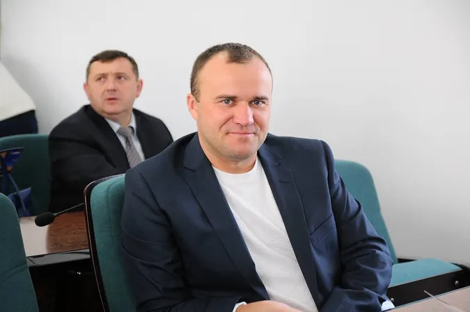 Петро Нестерук: «Логічно – змінити всіх, пішовши на перевибори»