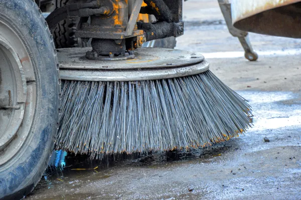 Чим вивозять луцьке сміття і чистять дороги: репортаж із «бази» комунальників (фото)