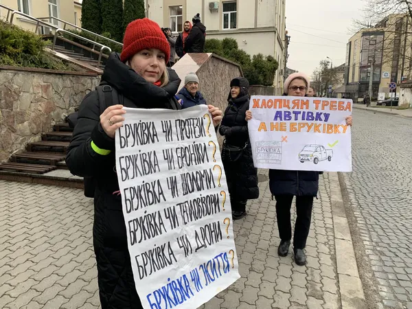 У Луцьку – мітинг під мерією: чого хочуть активісти цього разу (фото)