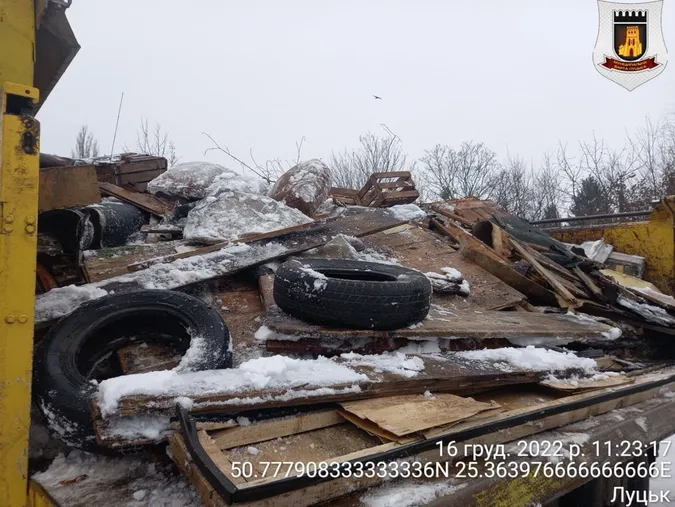 Сміття зносили роками: у Луцьку муніципали прибирають захаращену територію (фото)