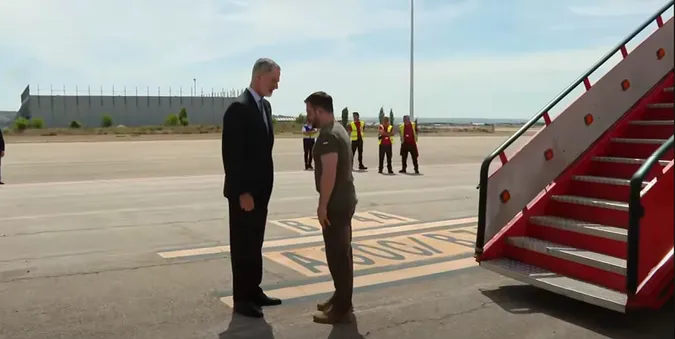 Володимир Зеленський прилетів до Іспанії (відео)