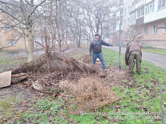 У Луцьку знесли незаконні огорожі у дворах (фото)