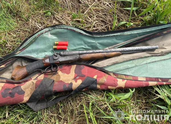На Волині на березі річки затримали чоловіка з обрізом (фото)
