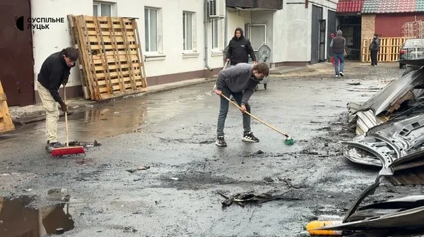 Суцільне згарище: як виглядає місце влучання дрона у Луцьку на другий день після атаки (фото)