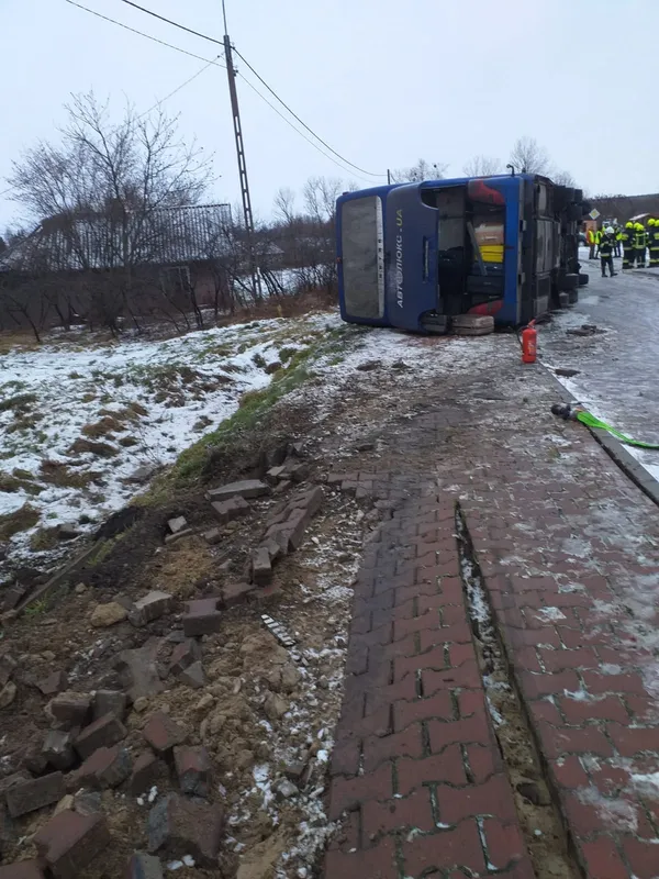 У Польщі перекинувся автобус з близько 60 українцями (фото)