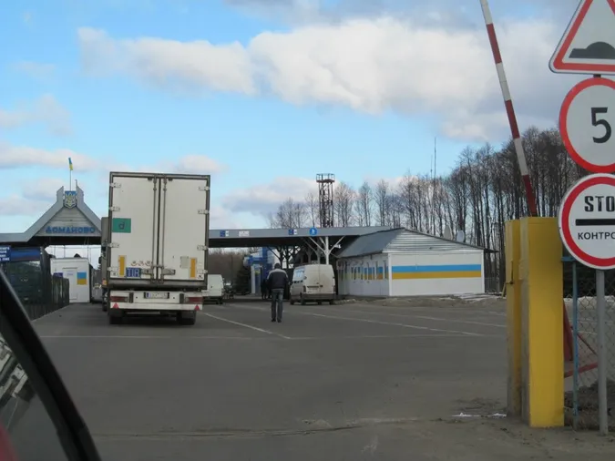 Волинянин намагався  перевезти через кордон комплектуючі до бойової техніки