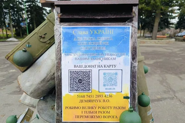 Гільзи – з передової: в центрі міста на Волині встановили ялинку з артснарядів (відео)