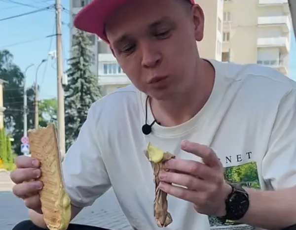Польський блогер затестив особливий луцький стрітфуд (відео)