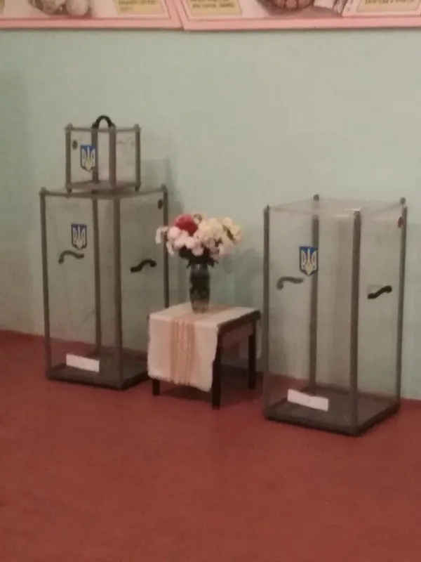 На деяких виборчих дільницях Волині бракує скриньок та кабінок