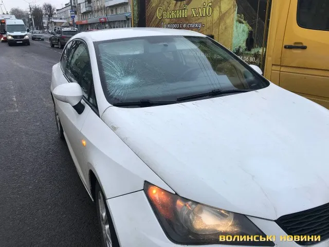 У Луцьку аварія на переході: збили молоду дівчину (фото, відео)