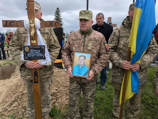 Не встиг створити сім'ю із коханою: на Волині попрощалися з воїном Дмитром Новосадом (фото)