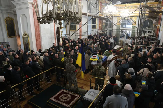 Небо плакало: у Луцьку попрощалися з воїнами Олександром Семенюком та Іваном Кумбровим