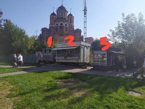 Кіоски біля храму