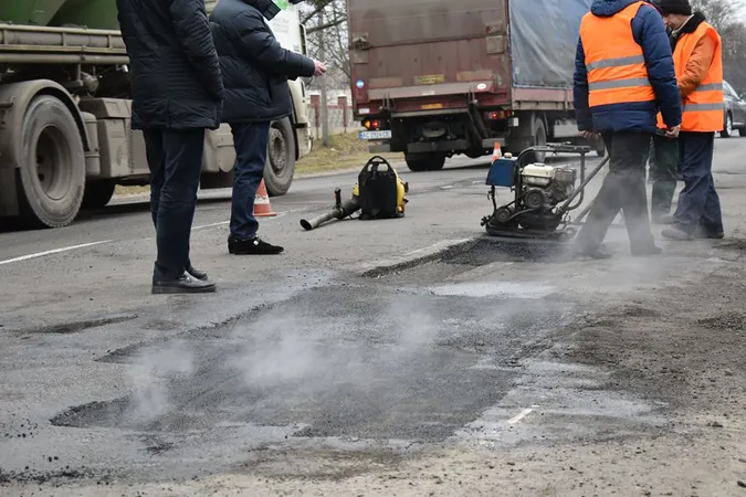 На Волині випробовують нову техніку для ремонту доріг (фото)