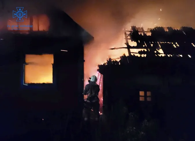 Серед ночі на Волині палала хата: всередині знайшли труп жінки (фото, відео)