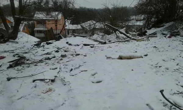 Луцькі муніципали прибирали мотлох зі знесених сараїв (фото)