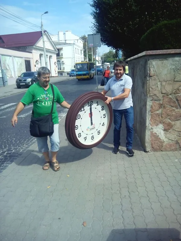 На фасаді луцької мерії встановили новий годинник (фото)