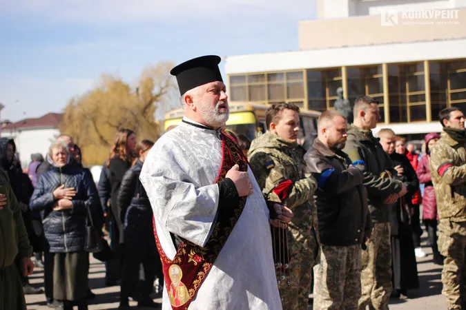 Зі сльозами та на колінах: Луцьк попрощався з трьома своїми Героями (фото, відео)