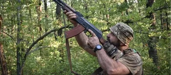 Знищує ворожі дрони звичайним автоматом: як боєць волинської «сотки» вартує небо на фронті (фото)