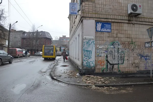 У Луцьку з будинку на тротуар обвалилася плитка (фото)