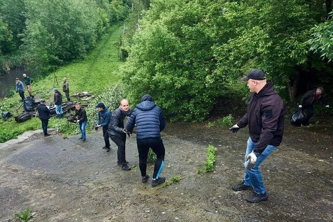 Луцькі муніципали долучилися до прибирання Сапалаївки (фото)
