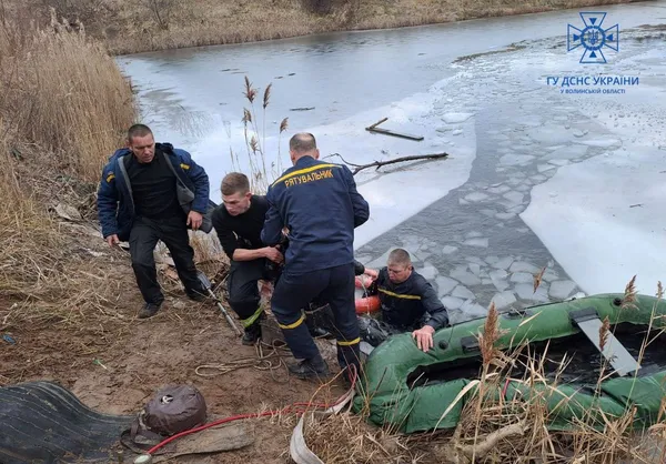 Трагедія у Нововолинську: діти, які провалилися під лід, в лікарні у важкому стані