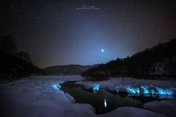 Фотограф показав неймовірні світлини замерзлих водоспадів