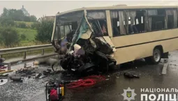 Четверо загиблих: на Львівщині зіткнулися рейсовий автобус і вантажівка (фото)