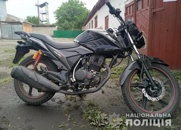 У Ратнівському районі з-під магазину викрали мотоцикл (фото)