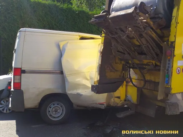 Бус, сміттєвоз і легковик: у Луцьку – аварія біля «Срібних лелек» (фото)
