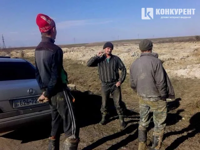 Незаконні старателі спочатку погодились на фото, потім відмовились