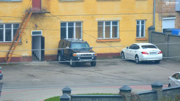 Позаду окружного суду щодня паркується  чорний позашяховик Hummer. Можна припустити, що це і  є автомобіль заступника голови. 