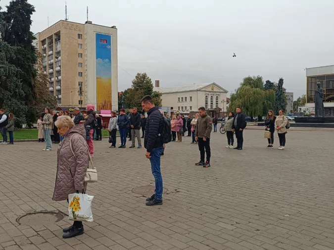 У пам'ять про загиблих захисників Луцьк зупинився в хвилині мовчання (фото)