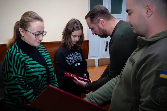 «Стояв горою за родину і товаришів»: на Волині родині загиблого нацгвардійця вручили його нагороду (фото)