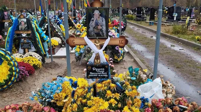 Не було ще й сороковин: на Волині з могили Героя вкрали вінки та вишитий мамою рушник