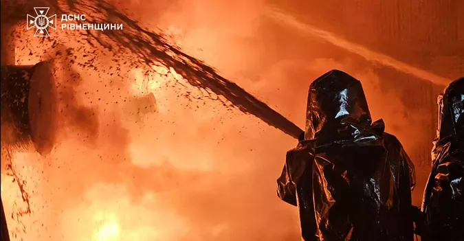 Внаслідок ворожого удару на Рівненщині сталася масштабна пожежа (фото)