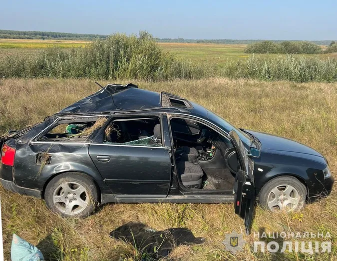 На Волині фура знесла у кювет припарковане авто – є травмовані (фото)