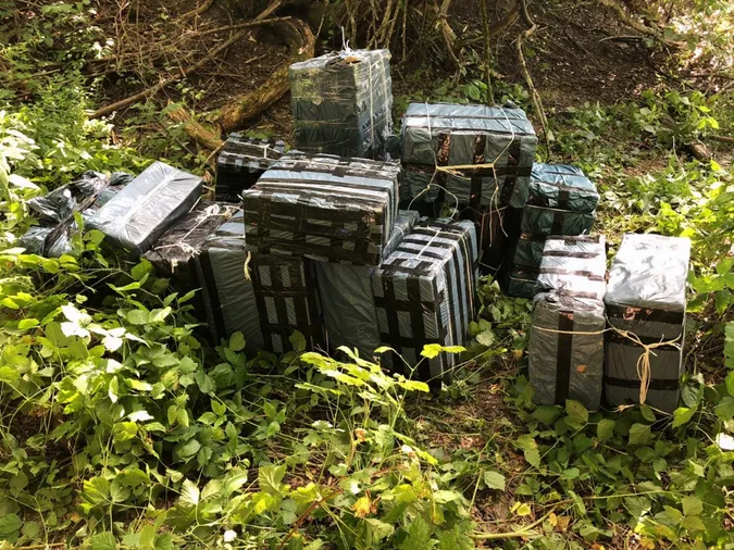На Волині контрабандисти «попали» на 30 ящиків сигарет (фото)