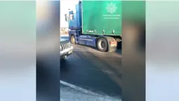 Під Луцьком патрульні допомогли вантажівці зрушити з місця на слизькій дорозі (відео)