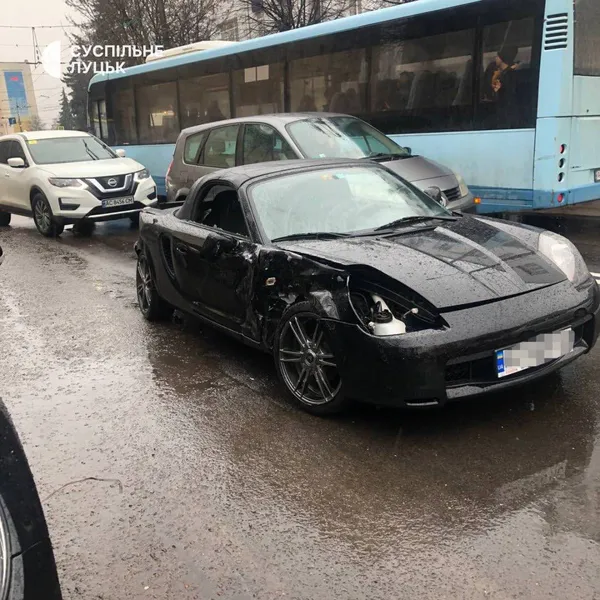 Центр Луцька паралізувала аварія за участю таксі (оновлено, відео)