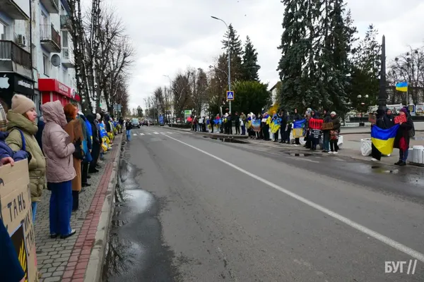 У місті на Волині пройшла мирна акція на підтримку наших захисників (фото)