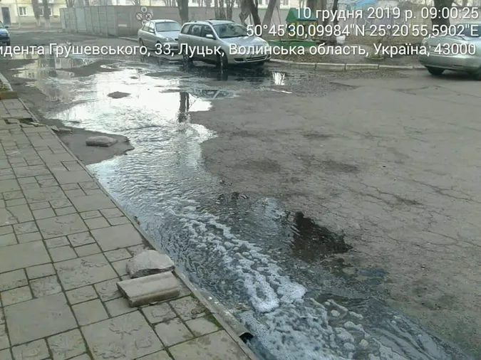 У Луцьку майстер ЖКП №3 викинув каналізаційні відходи на території будинку (фото)